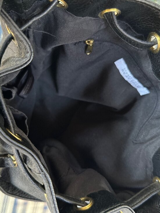 Kenneth Cole Reaction Faux Leather Tanner Bucket Bag Backpack Black Gold NWT main image 9